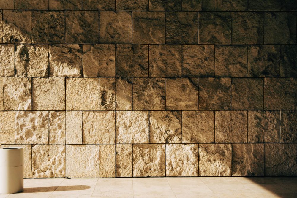 ライムストーンってどんな石 実際の石模様と施工例を紹介 Stone Column コラム 関ヶ原石材とは 総合建築石材業 関ヶ原石材株式会社